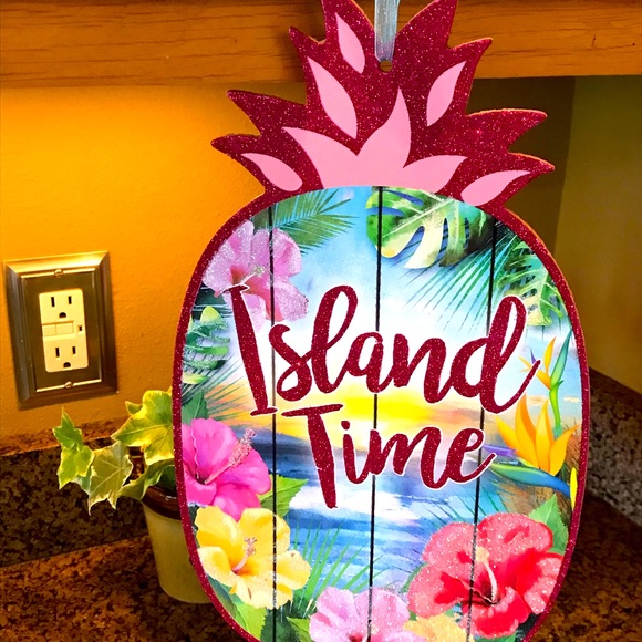 Tiki bar themed tropical decor. Party Decorations - Picture 4 of 5